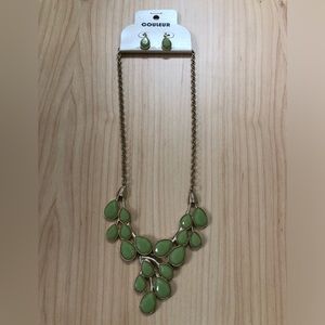 💚 Apple Green Tear-Drop Necklace and Earrings Set.